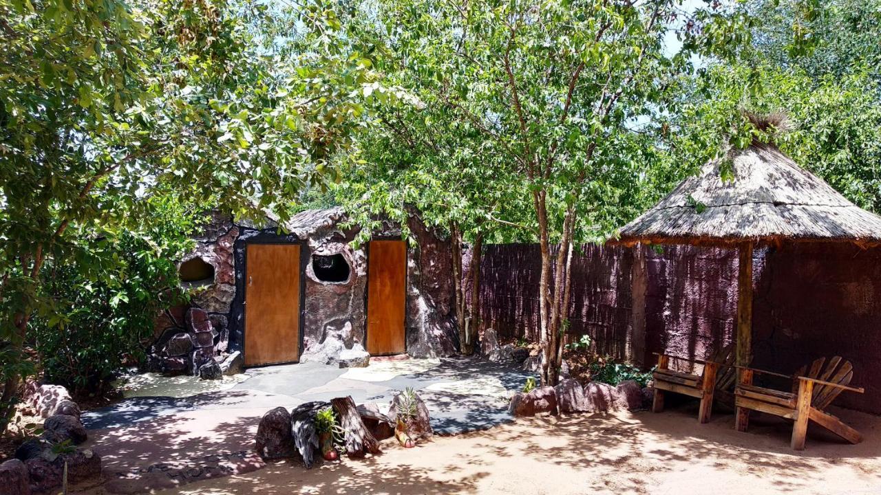 Elephant Trail Guesthouse And Backpackers Касане Экстерьер фото